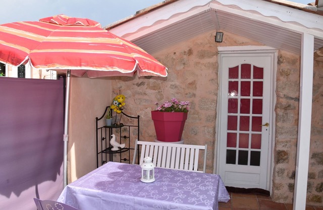 Petit Cabanon Independent apartment with beautiful summer kitchen