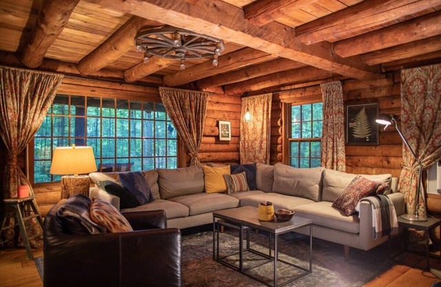 Phoebe's Nest - Chic Log Cabin in Accord