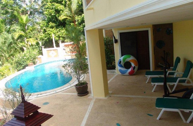 Phuket: Ferienhaus mit Pool & tropischen Garten nahe vom Strand