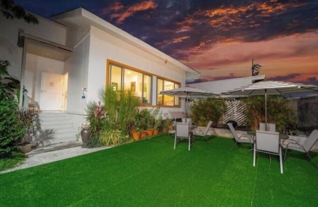 Phuket Island yona sea bar, Royal Marina Beach, 4 bedrooms