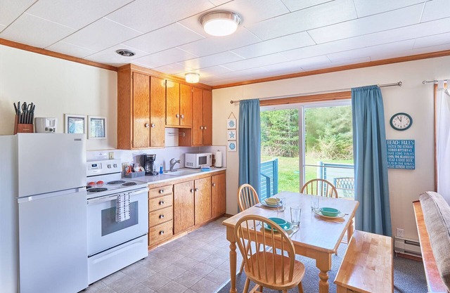 PICKLEBALL! Walk to Beach, Fireplace, BBQ (ANC#6)