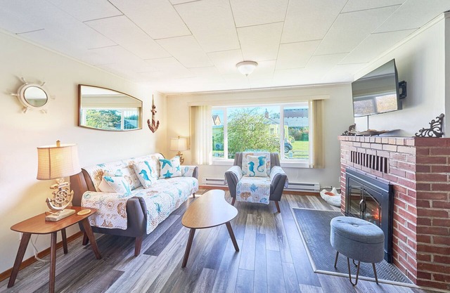 PICKLEBALL! Walk to Beach, Fireplace, BBQ (ANC#9)