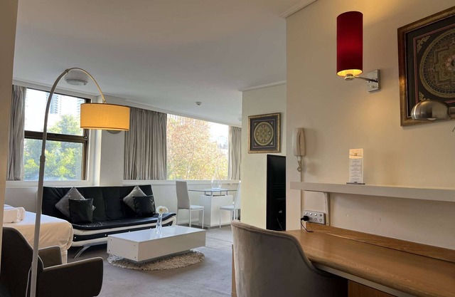 Picture Perfect One bedroom Apartment with Panoramic Hyde Park and City Views