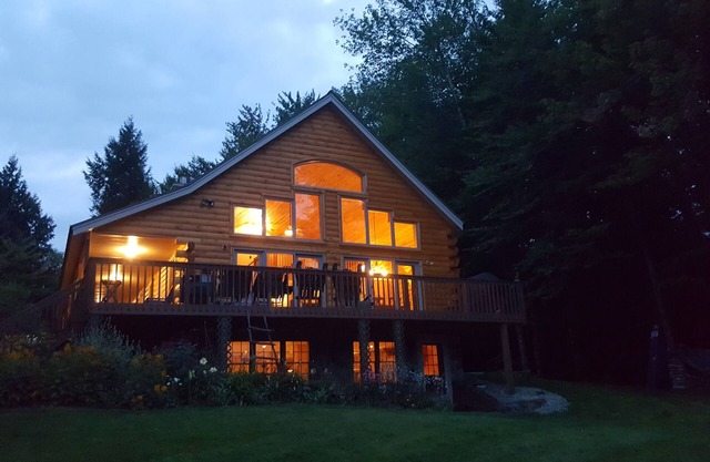 Picturesque lakeside log home with 3bed/3bath on Crystal Lake.