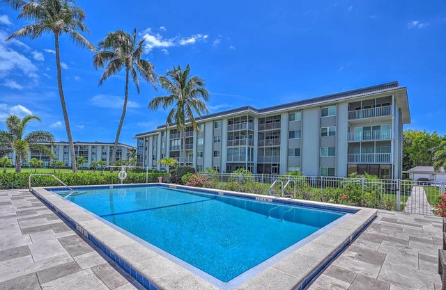 Picturesque Naples Condo w/ Pool Access!