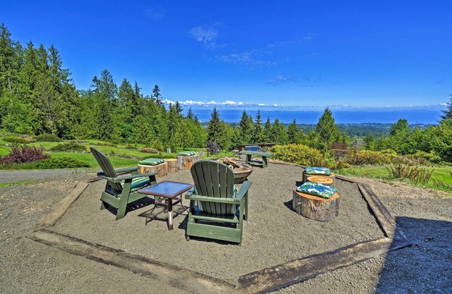 Picturesque Port Angeles Cabin w/Fire Pit!