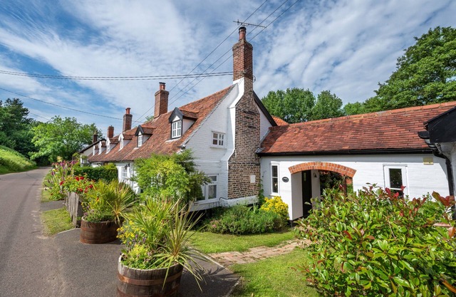 Pike Cottage - Two Bedroom House, Sleeps 4