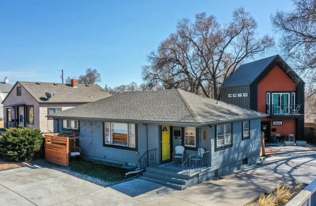 Pikes Peak Getaway: 2 Homes w/3 Kitchens, 3 Living Rooms, 2 connect Fenced Yards