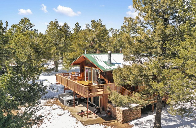 Pikes Peak Panorama - 2 acres- Fire Pit - Hot Tub - Starlink