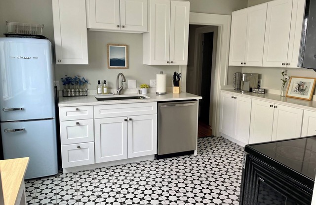 Pine Arch Cottage - a bright, airy, clean 2BR home near Everett Marina