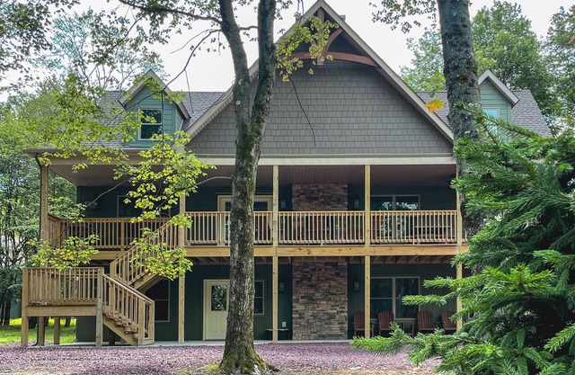 Pine Crest Lodge, 8BR 5BA Home with Large Yard, Fire Pit, & Private Hot Tub