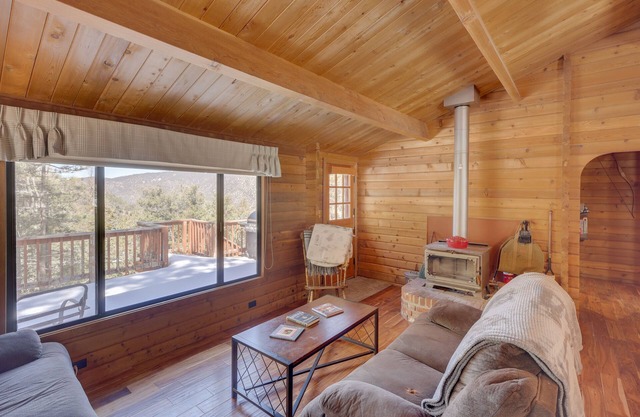 Pine Mountain Club Cabin Rental w/Pool Access!