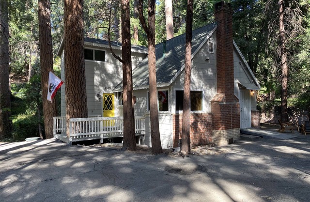 Pine Tree Hideaway with flat property/parking
