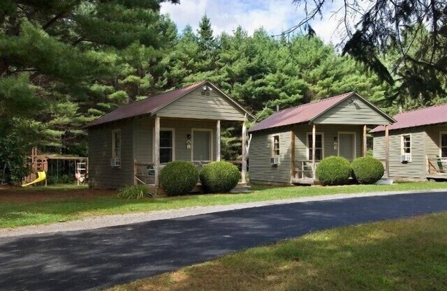 Pine Tree Motel & Cabins