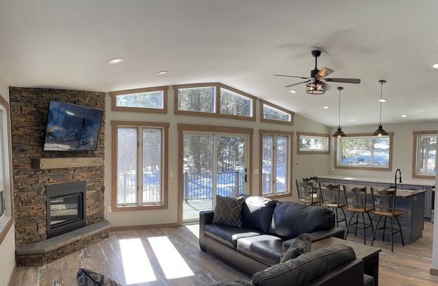 Pinecone Lodge minutes from legendary Red Rocks and Wedding venues