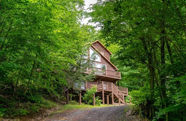 Pinecone Ridge - 441 Northpoint WaynnCinnamon Fern Chalet - Pet Friendly, Hot Tub, Short Drive to Two Ski Areas & Two State Parks