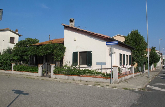 PINK HOUSE WITH GARDEN AND AIR CONDITIONING