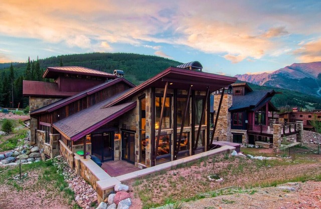 Pinnacle Lodge with Movie Theater & Hot Tub ~ Golfing, Hiking & Fishing