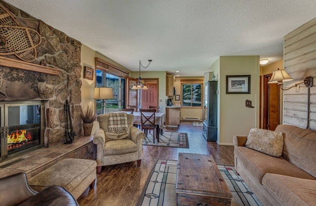 Pioneer - Cozy riverside retreat in the mountains