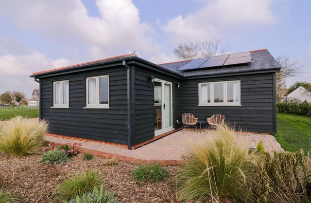PIPPIN COTTAGE, romantic, with a garden in St. Osyth