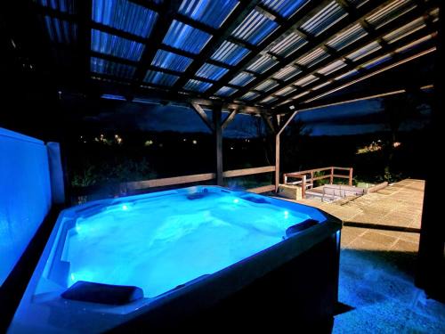 Pixie House - Mrežnica, private pier, hot tub