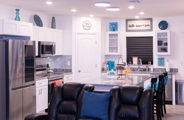 Place of Peace with lake views! Sleeps 5