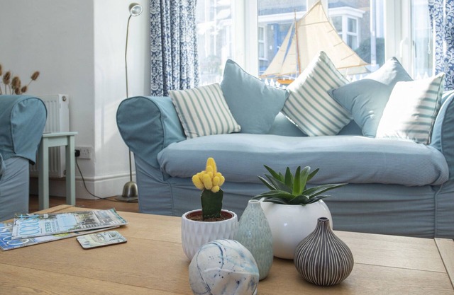 PLAS MOR, pet friendly, with a garden in Borth-Y-Gest