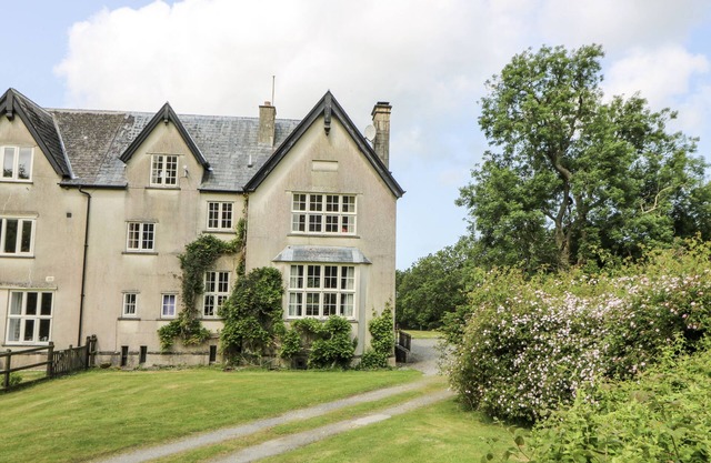 PLAS PONTFAEN, pet friendly, with open fire in Newport, Pembrokeshire