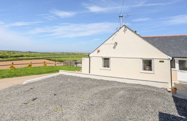 PLAS Y BRAIN UCHAF, pet friendly, with open fire in Cemaes Bay