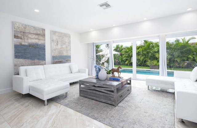 Playa Zen South ~ Five Star, Upscale neighborhood, Lux 3/2, Pool, Dog Friendly