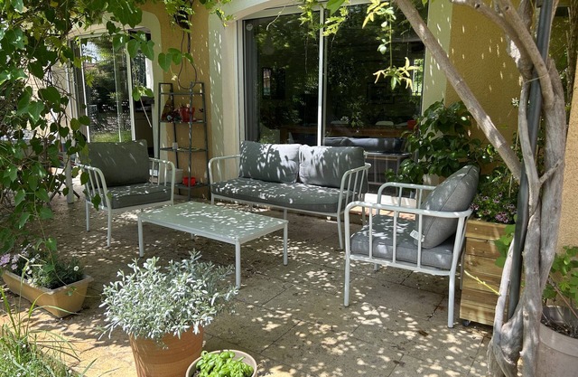 Pleasant air-conditioned family home with swimming pool and garden