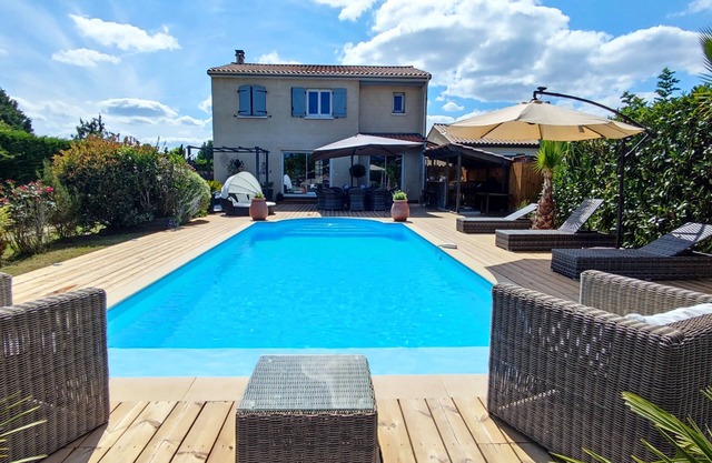 Pleasant, bright villa with swimming pool and JACUZZI in the South West for summer