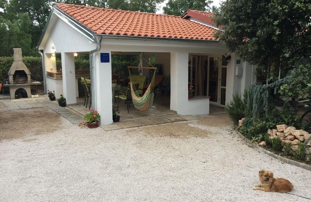 Pleasant house in Pinezići with parking