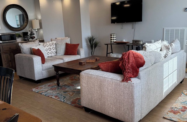 Pleasantly Charming 2-bedroom duplex in Wynnton Village Historic District.