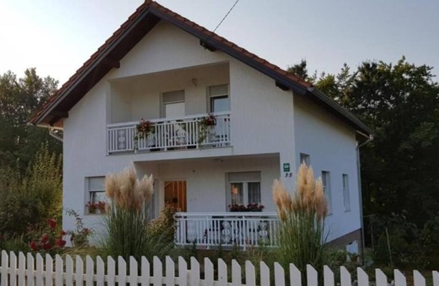 Plitvice Oaza Mira - Detached house with large garden and barbecue house
