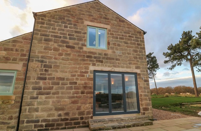 PLOUGHMAN'S RIGG, pet friendly, luxury holiday cottage in Spofforth