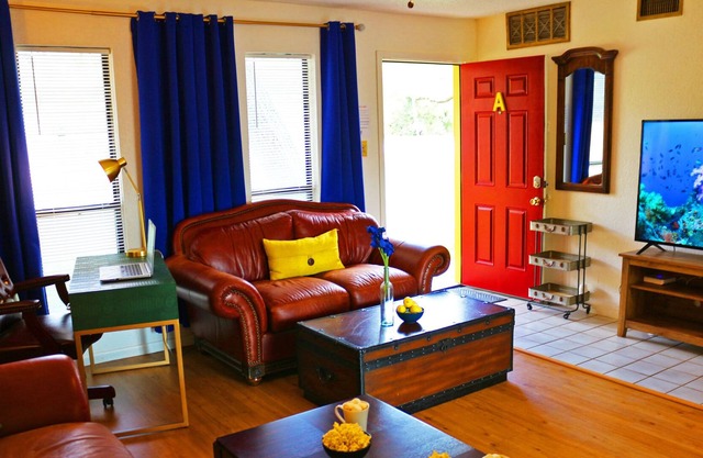 Plush Double King Apt w Parking, Pet friendly, WiFi & Laundry
