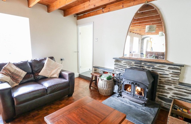 PLYG-Y-RHIW, pet friendly, with open fire in Newcastle Emlyn