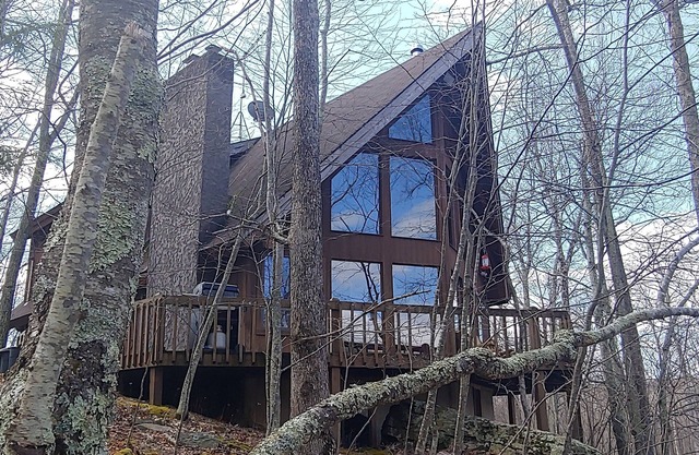 Pocono Private lake setting with, Hot Tub, boat dock, fishing, Swimming, Canoe