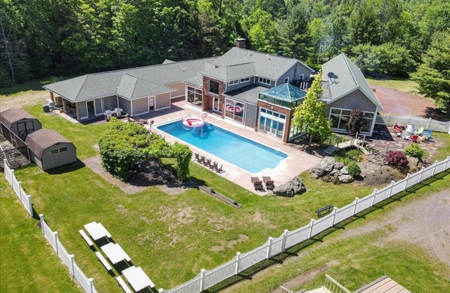 Poconos Blakeslee Luxury Castle in the Greens