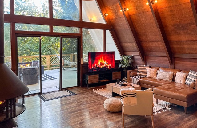 Poconos Luxury Cabin/Pool/Hot Tub/Game room/A Frame House/Pet friendly
