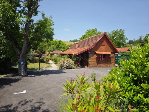 Pod orehom drvena kuća i sauna