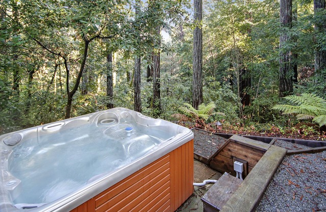 Poet's Corner ~ Private Retreat Surrounded by Forest, Dog Friendly