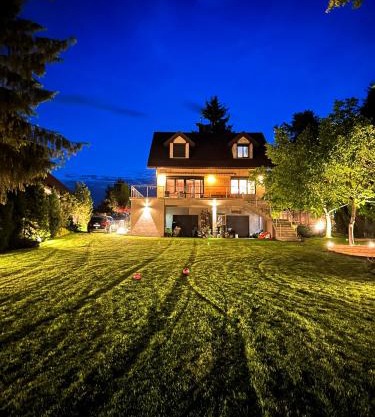 POGO dom nad Narwią - 4 sypialnie, balia, własny pomost, plac zabaw