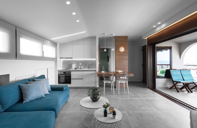 Pola's Loft - Spacious apartment with sea view 5 min from the beach!