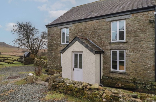 POLDUE HOUSE, pet friendly, character holiday cottage in Camelford