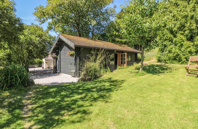 POND CABIN, pet friendly, with a garden in Truro