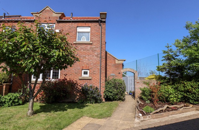 POND FARM VIEW, family friendly, with open fire in Hinderwell