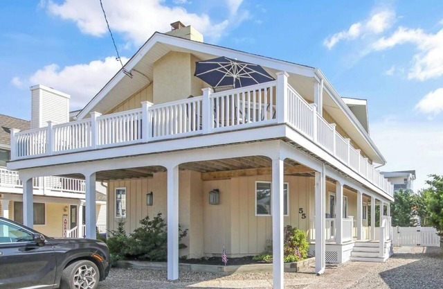 POOL & 3 HOUSES FROM THE BEACH!