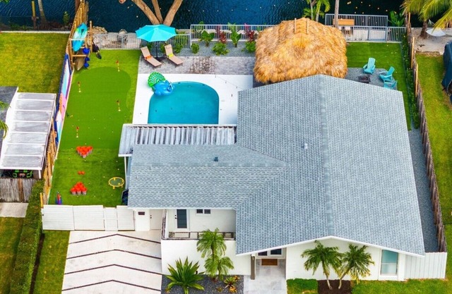 Pool,4-bedroom house ,family friendly, canal front
